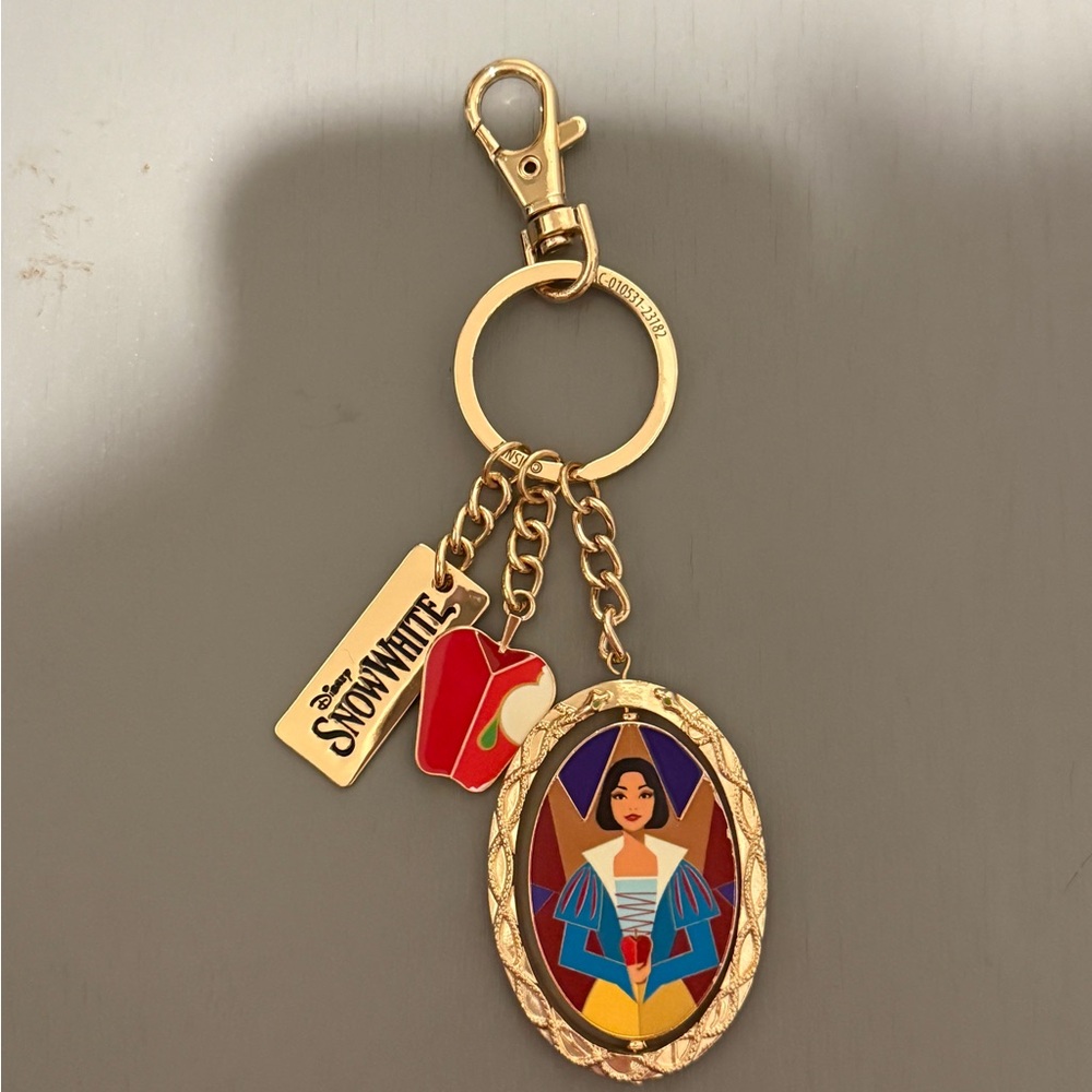 2025 Disney Parks SNOW WHITE AND EVIL QUEEN KEYCHAIN